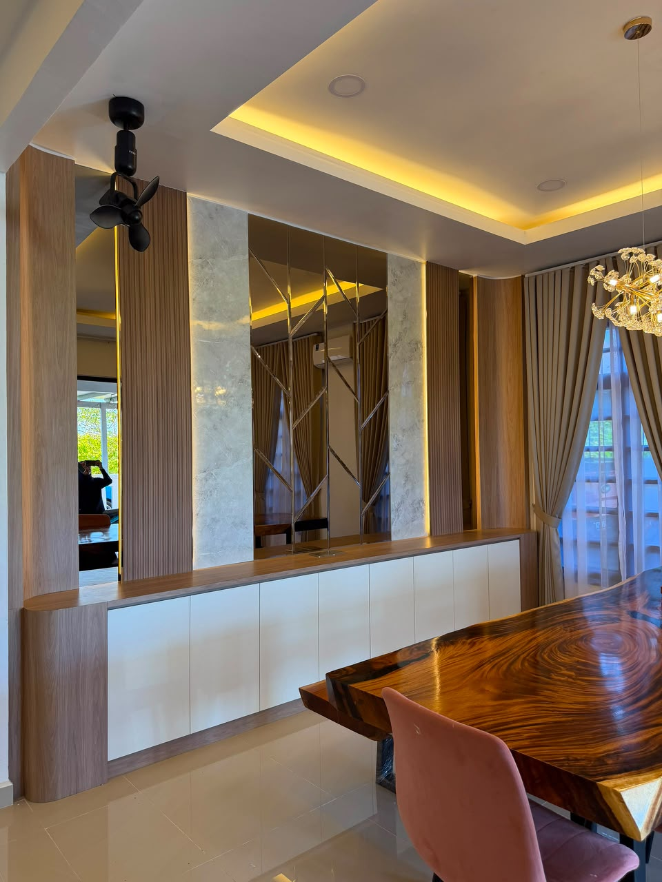 Kabinet Ruang Makan Bercermin