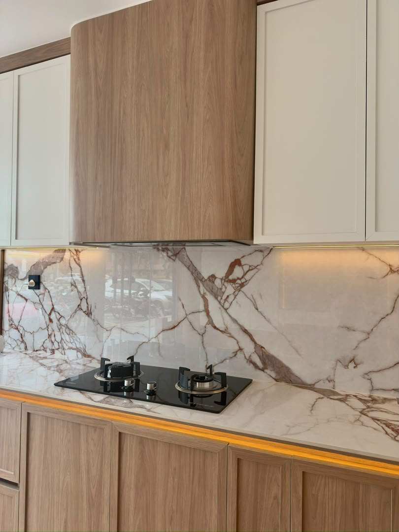 Kemasan kabinet dapur kayu dan marble di showroom