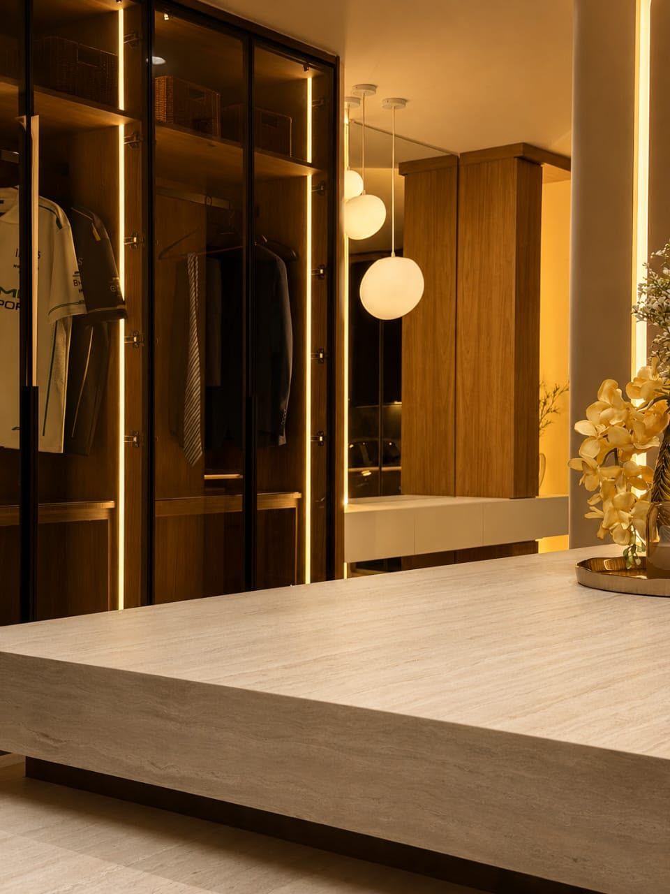 Almari kaca berlampu LED di showroom Kabinet Lawo