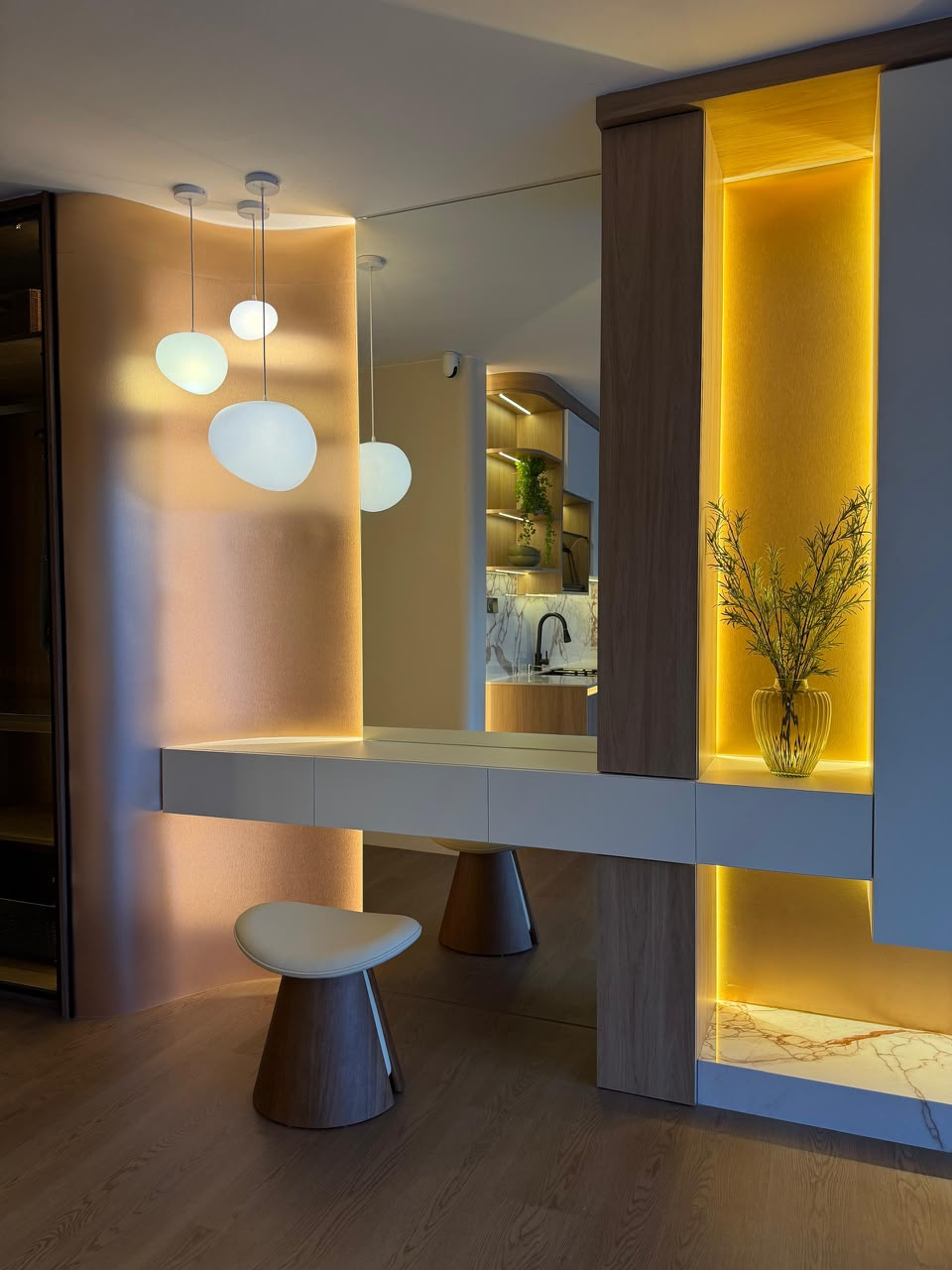 Meja solek dan panel lengkung berlampu di showroom