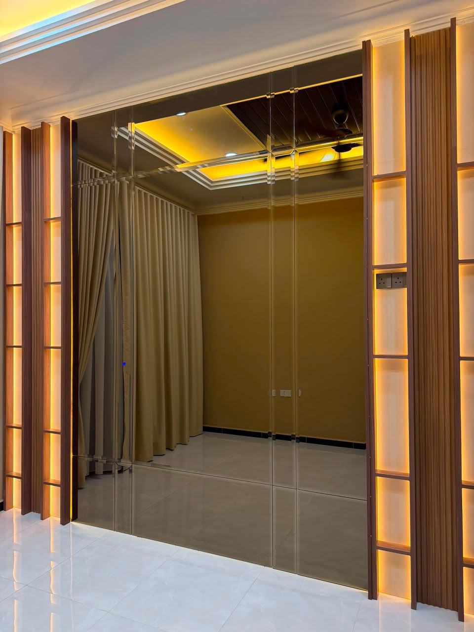 Wall Panel Dengan Bevel Mirror