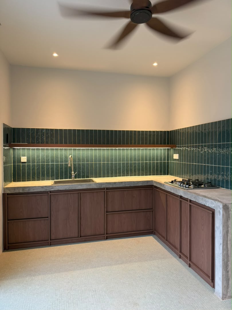Selepas — kabinet dapur moden dengan kemasan kayu dan mosaik hijau