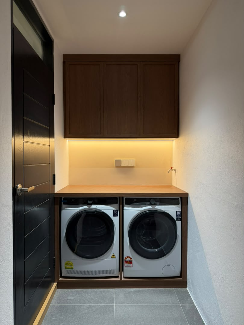 Kabinet ruang dobi kemasan kayu gelap