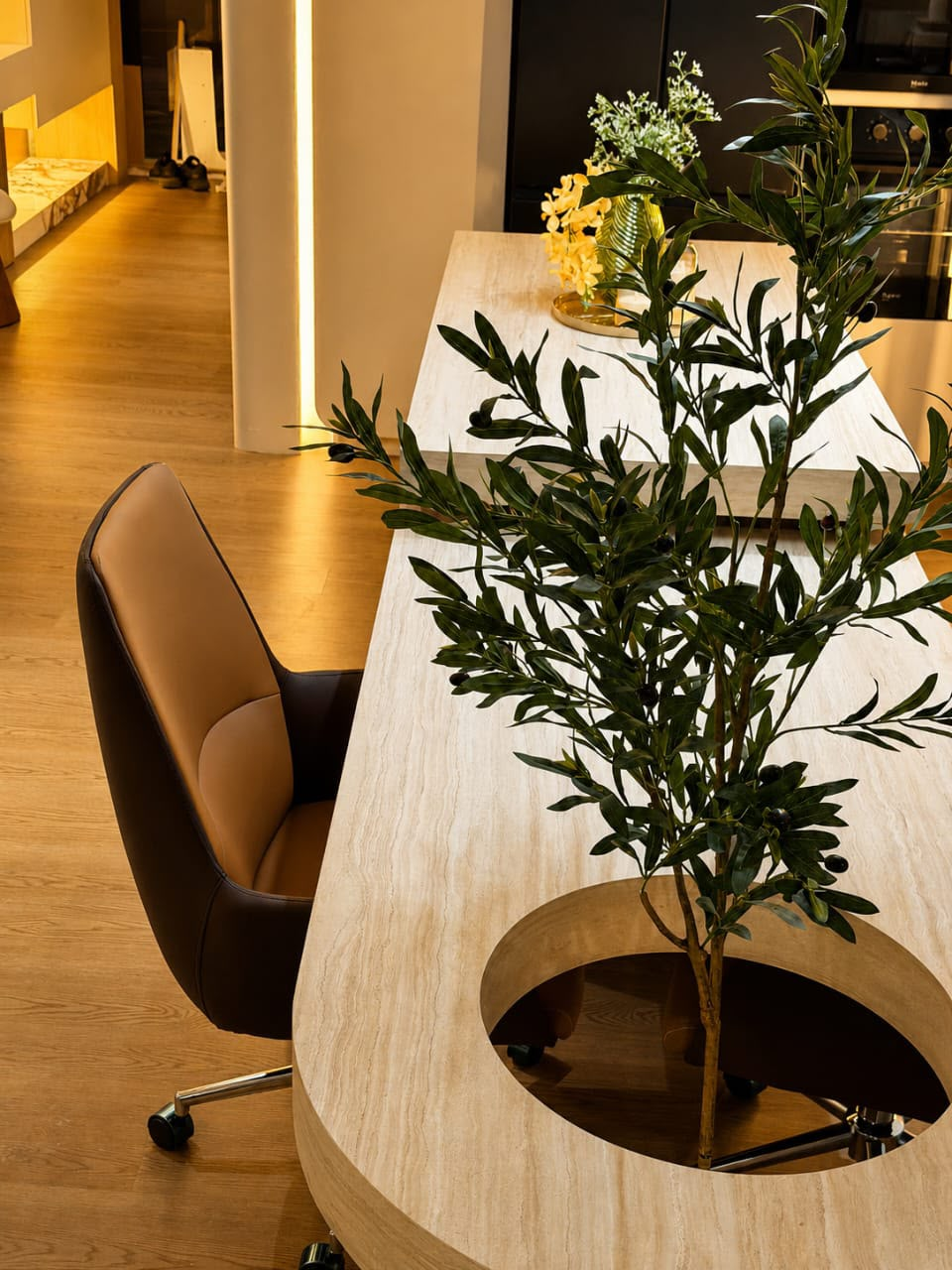 Meja travertine dan kabinet pameran di showroom Kabinet Lawo