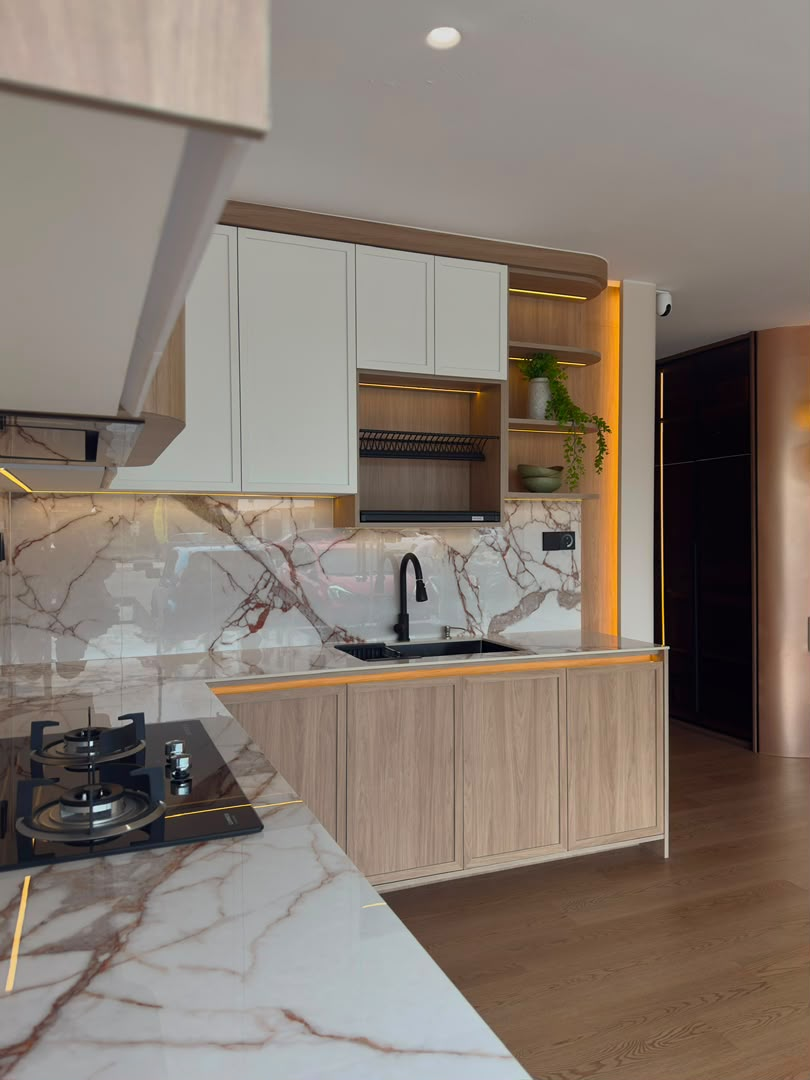 Set dapur pameran dengan backsplash marble