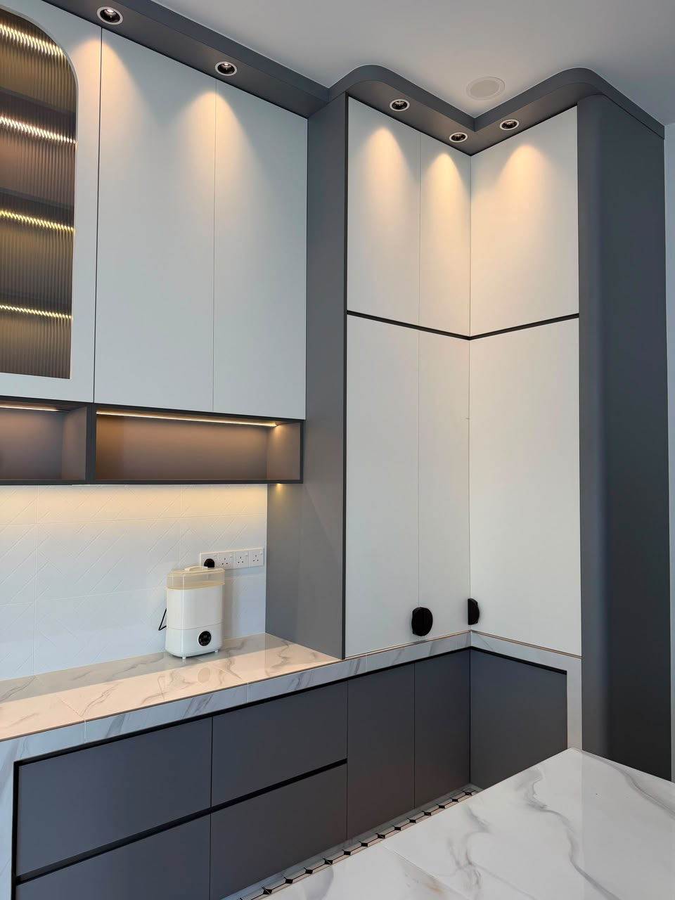 Dapur Moden Dua Tona