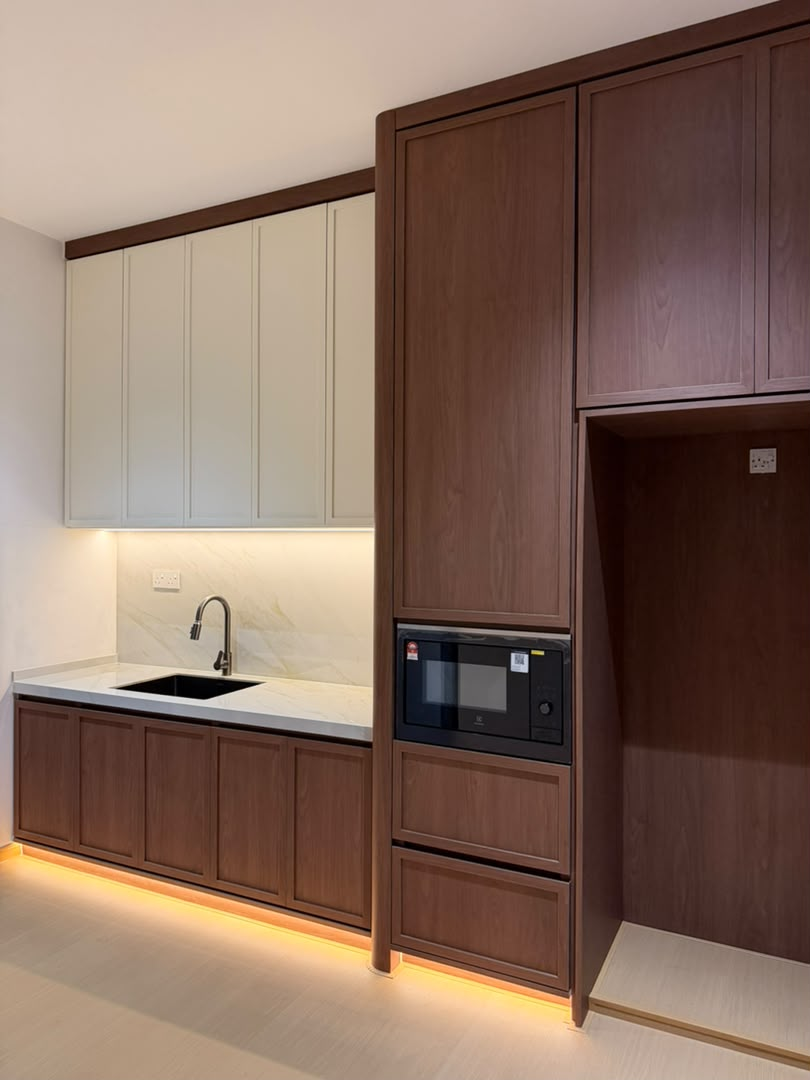 Kabinet dapur kayu dengan ketuhar terbina dalam
