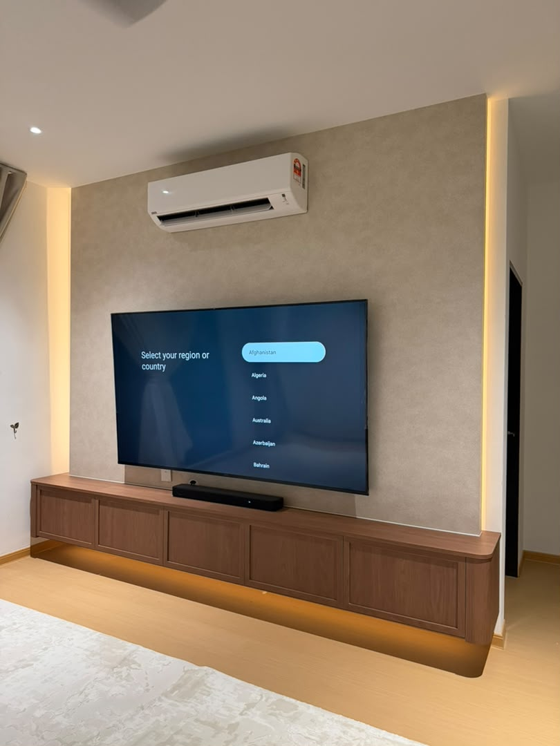 Kabinet TV panjang kemasan kayu dengan lampu tersembunyi
