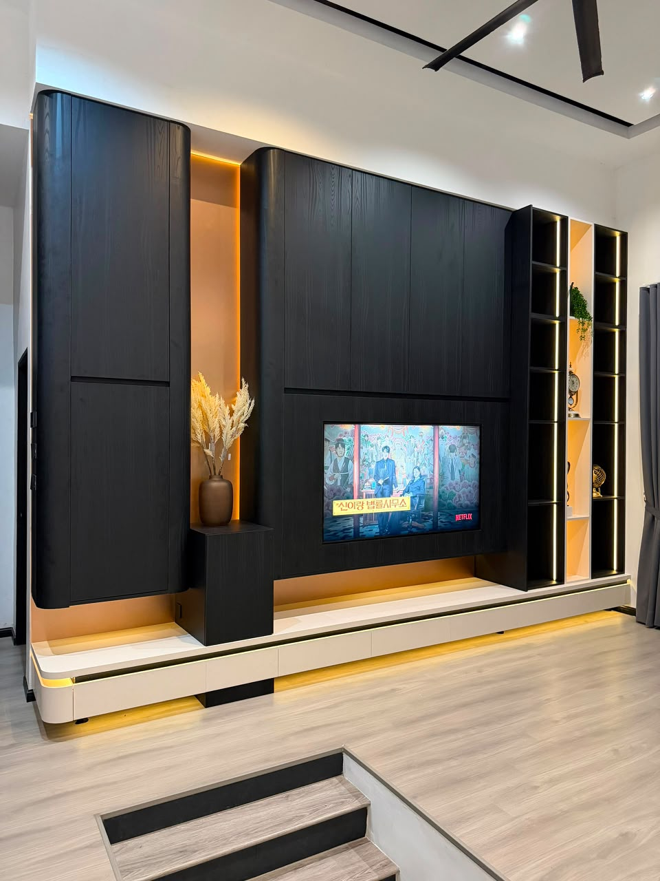 TV Panel Hitam Eksklusif