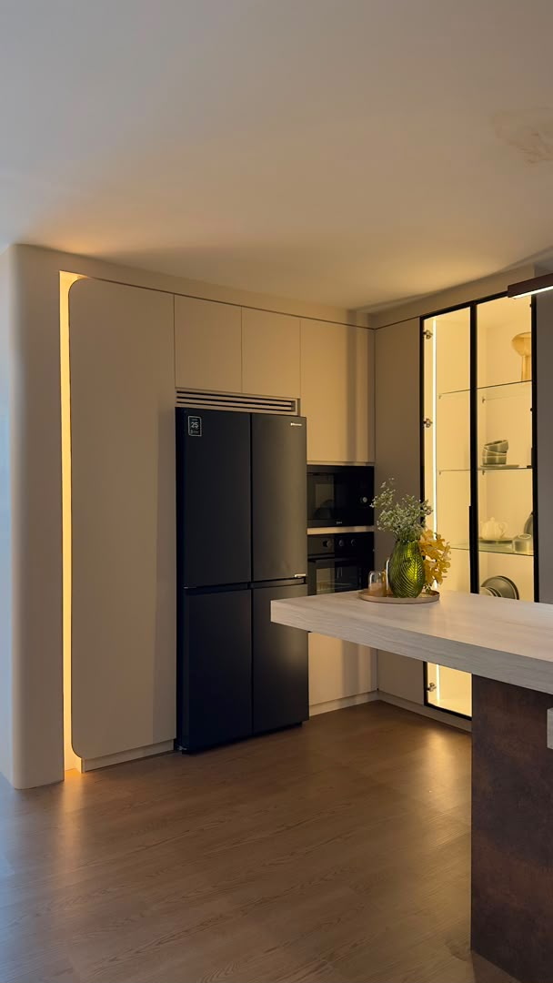 Kabinet dapur tinggi dengan peti sejuk built-in di showroom