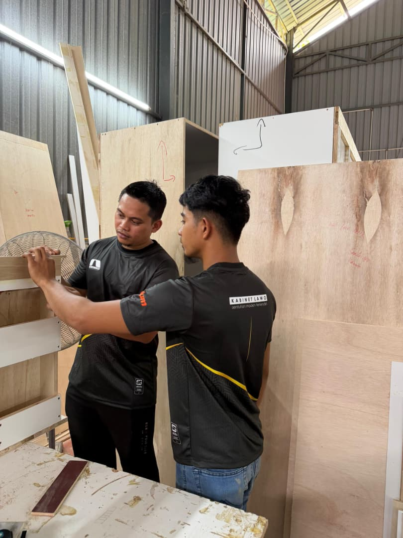 Pasukan Kabinet Lawo memasang komponen kabinet di kilang