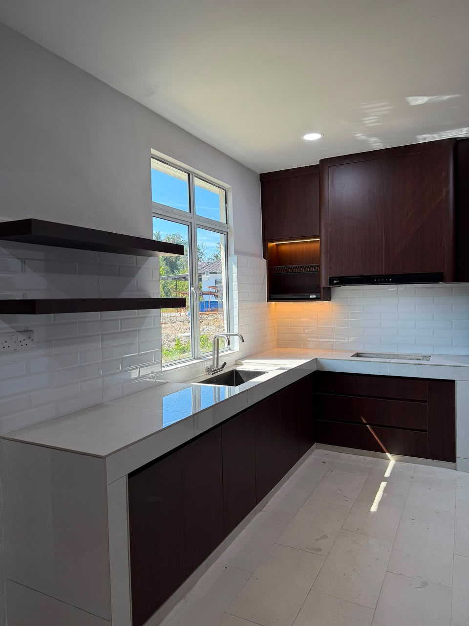 Kabinet dapur L-shape kayu gelap