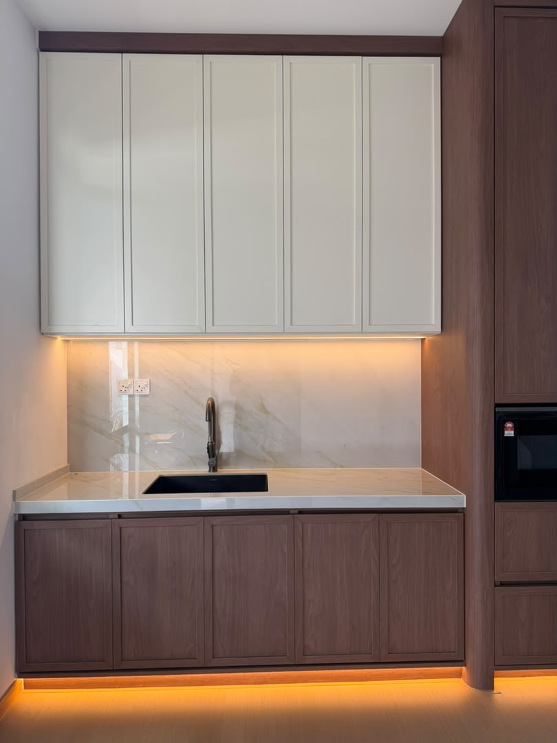 Kabinet dapur dua tona putih dan kayu